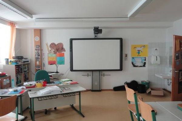 klassenzimmer-mit-whiteboard-ausgestattet8A4BF735-D218-CDF5-C8B5-9C30F989404A.jpg